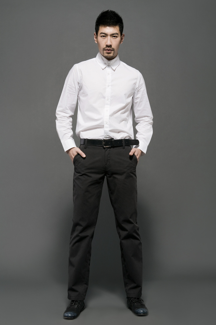 保留了衬衫的正式感,又不会千人一面,与黑色或灰色裤子搭配即可,展现
