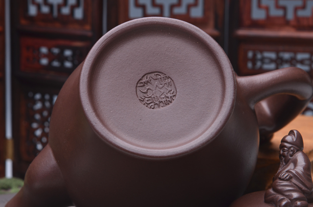 cc 【尺 寸】长宽高:11*5*10cm   作者简介 凌燕琴 生于陶都制壶世家