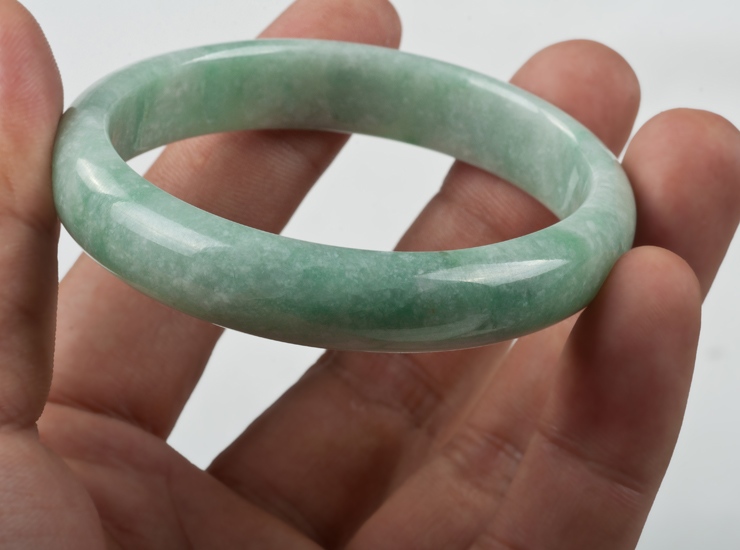 基本信息: 材质: 天然翡翠(a货)手镯 总重: 以实物为准 规格: 约57.