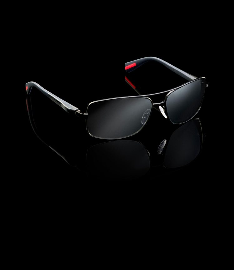 经典不透明黑色镜框(高科技黑色 netex 和碳质镜架)