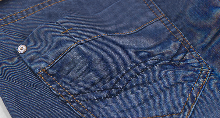 后袋 经典贴袋设计,袋口两端用套结固定,简约美观