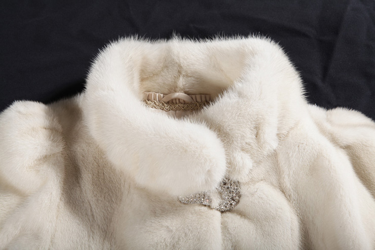 1.领部细节:小立领设计,不会觉得脖子空空的,在冬天更加保暖舒适.