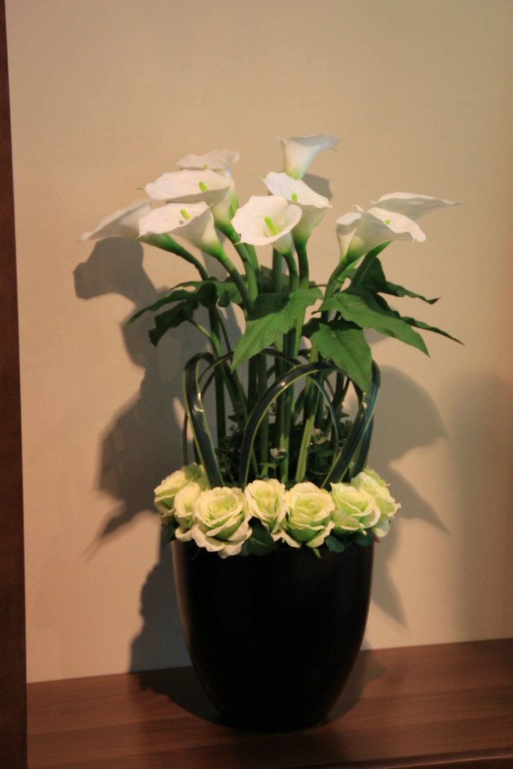 【材质/规格】:手感软胶马蹄莲/绢布玫瑰/陶瓷花盆/插花配材,整体花艺