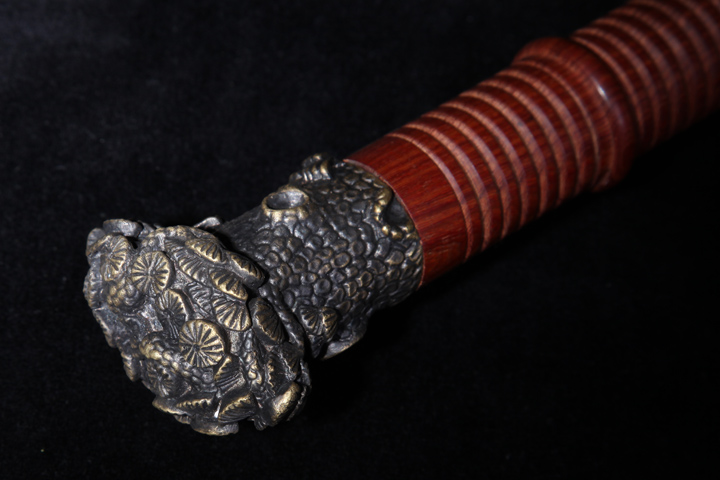  剑刃长>:77厘米  剑柄长>:17厘米  上下刃宽>:3.5/2.5厘米  刃厚>:0.