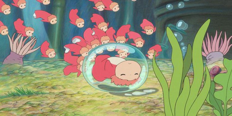 捡到了一个被海浪冲上岸的玻璃瓶,里面有条受困的小金鱼——波妞