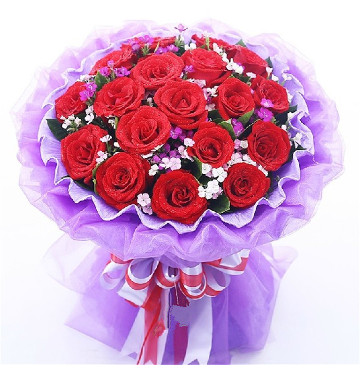 19朵红玫瑰,相思梅点缀,内衬紫色卷边纸,外衬紫色细纱圆形包装,蝴蝶结