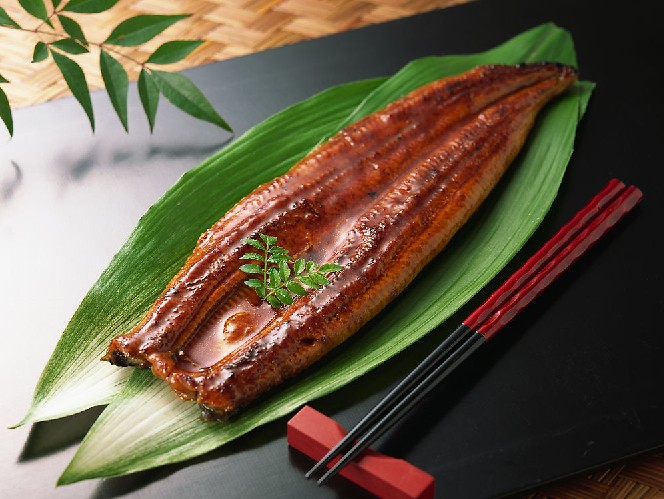 烤鳗鱼鸡蛋卷  主料:鸡蛋6个,烤鳗鱼若干  辅料:盐,鸡汤粉,砂糖等.