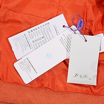 吊牌细节:秋水伊人正品吊牌标识,保证品牌形象.