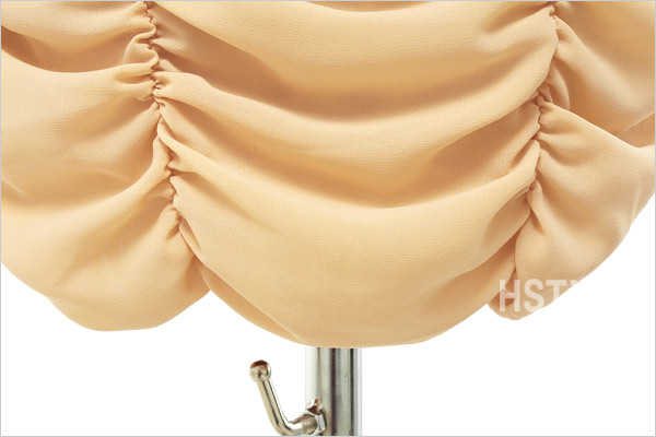 裙边细节:下身整体的缩褶裙设计,能很好的收住臀部,突显女性的"s"曲线