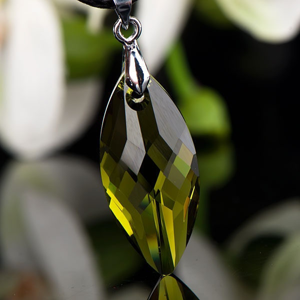 御灵珠宝 奥地利橄榄绿水晶吊坠项链 都市丽人