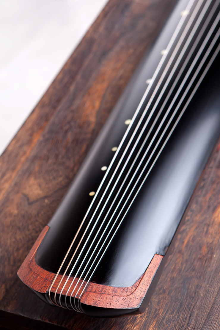 泠泠堂正合式古琴形体中正,线条平滑,纹理自然,美观古朴.