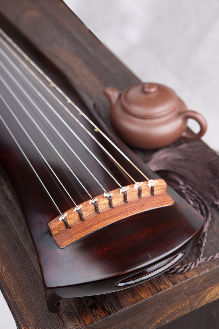 泠泠堂神农式古琴,面板为杉木,底板为梓木,坚硬不易变形.