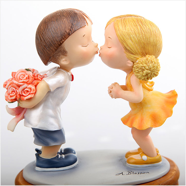 男孩女孩亲吻彼此表情生动 浪漫至极