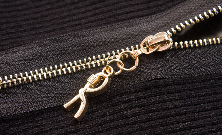 拉链细节——背面拉链设计,简单大方,方便穿脱