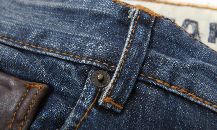 牛仔裤耳仔细节:采用高强线加固车线,非常利索干净,体现出舒适清爽