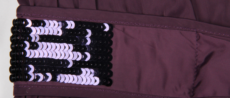 腰间一袭闪亮珠片,修饰着女性腰部唯美曲线.