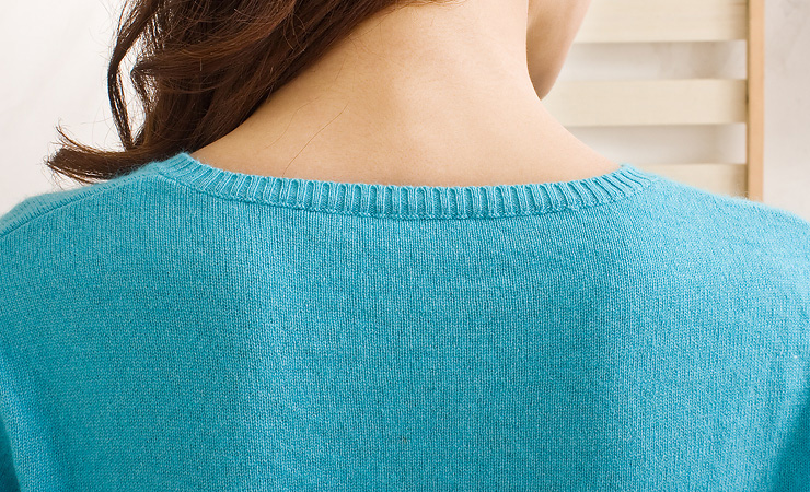 背面细节—背面一字型衣领设计,保暖舒适