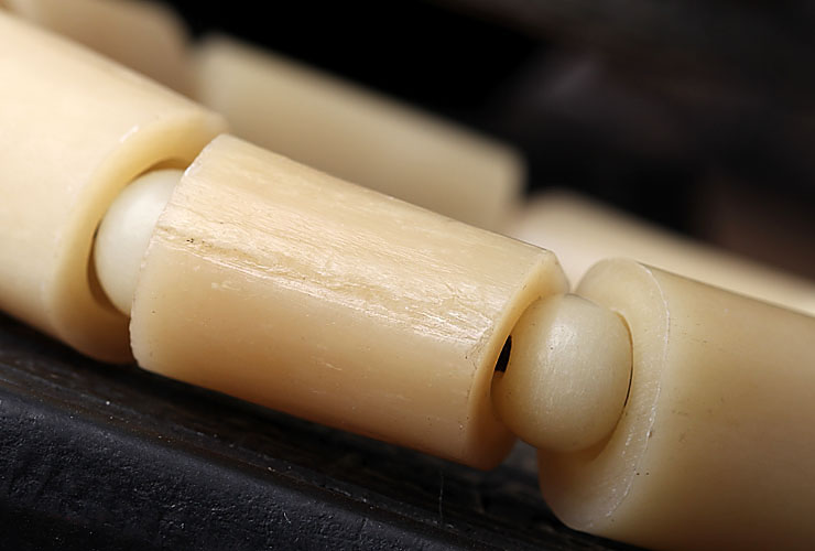 【主 珠】优质鹰腿骨,单颗佛珠直径约12-16毫米,整串佛珠内圈直径约55