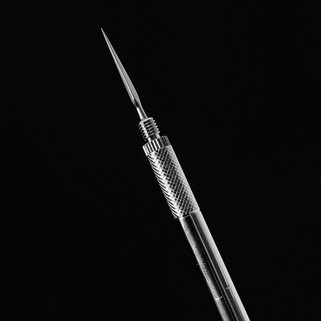 痘痘长好后用针尖扎破患处,再用另外一头轻轻一压就可以挤出痘痘.