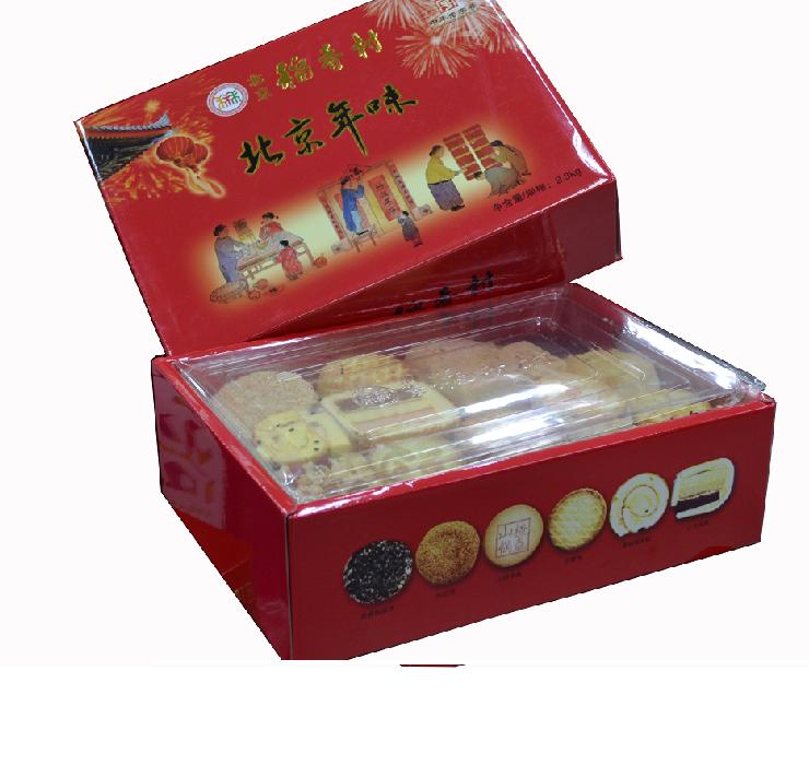 礼盒 设计以红色为背景,"贴春联","包饺 子","拜