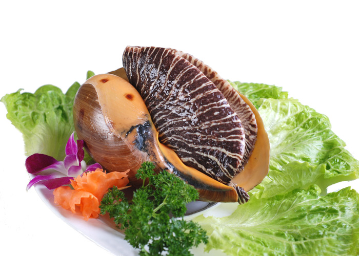 立即将螺片放入锅内,略烫三秒钟即取出,沥干水分(用洁毛 巾将螺肉水