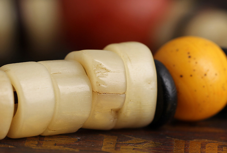 【主 珠】顶级鹰腿骨,单珠直径约9-11毫米,整串佛珠内圈周长约31厘米.