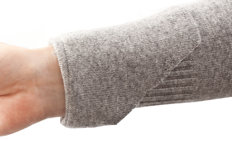 袖口细节——马蹄袖设计,挽起更时尚,放下更保暖