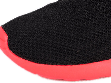 人造织物鞋面,轻质透气,带来如皮肤般舒适的轻质保护.