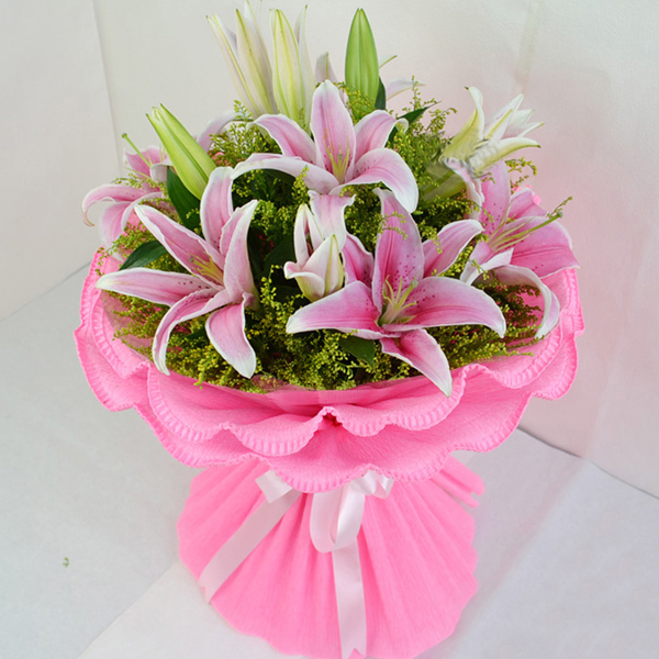 商品名称:淡淡幸福 花材:粉色百合6枝,黄茑搭配,粉色卷边纸圆形包装
