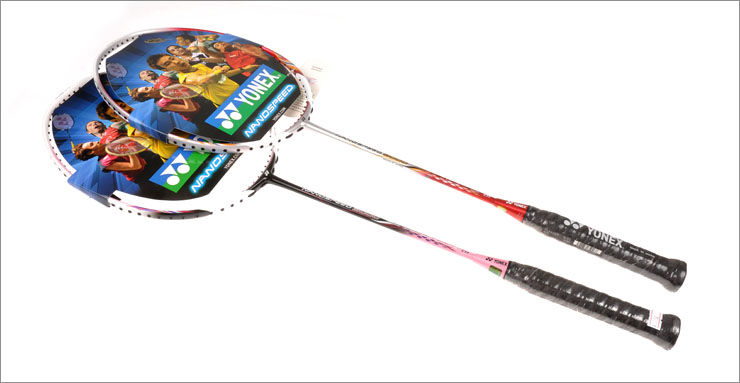 软 拍框材质:高张力碳素 拍杆材质:高弹性碳素,富勒烯纳米碳素 颜色