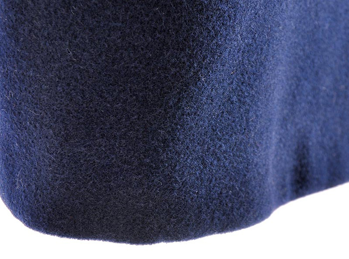 毛呢面料厚实保暖,版型挺括.