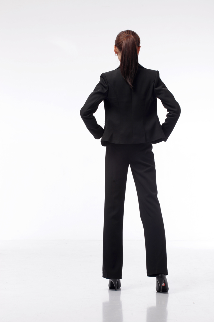 精细的剪裁工艺 上乘的面料选材 让背影都可以夺人眼球