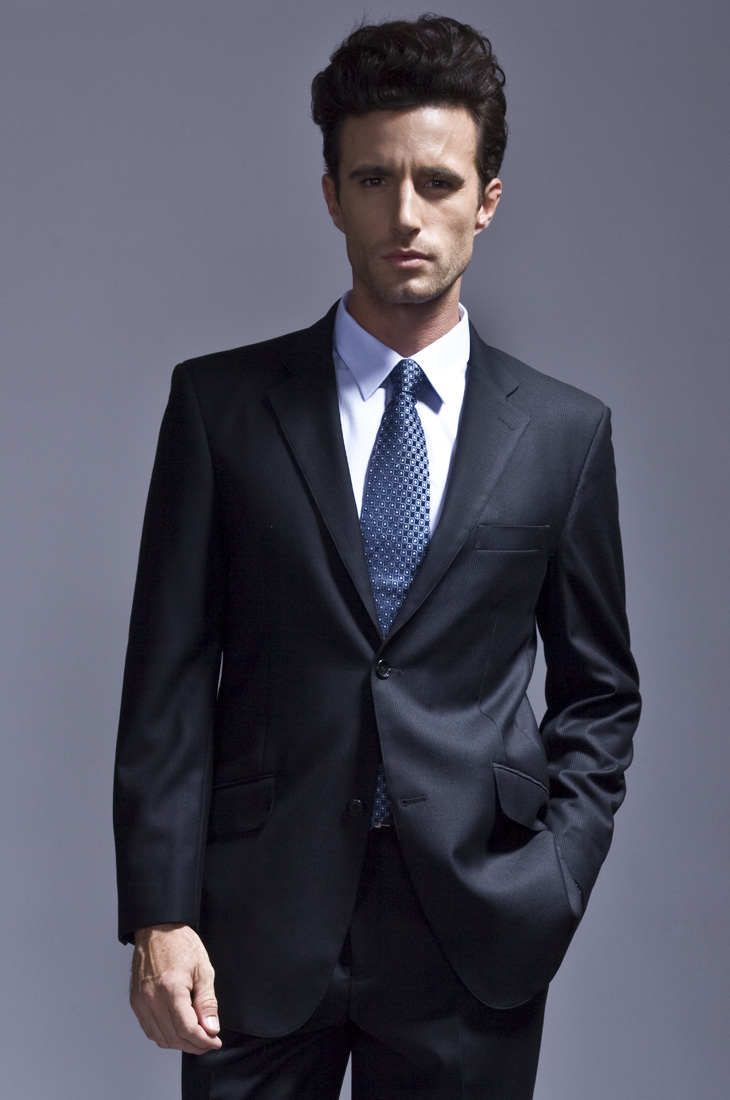 展露了风衣多层次的美感,勾勒出穿者刚毅利落的型格,正是本季商务精英