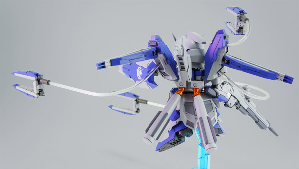 9吨 装甲材质:甘杜姆尼姆合金  固定武装:     头部火神炮×2