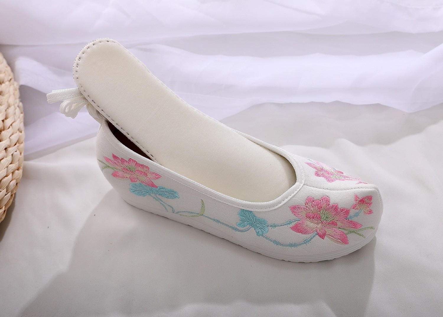 古风鞋子纯白汉服女鞋民族风绣花鞋加绒保暖内增高弓鞋翘头千层底绣花