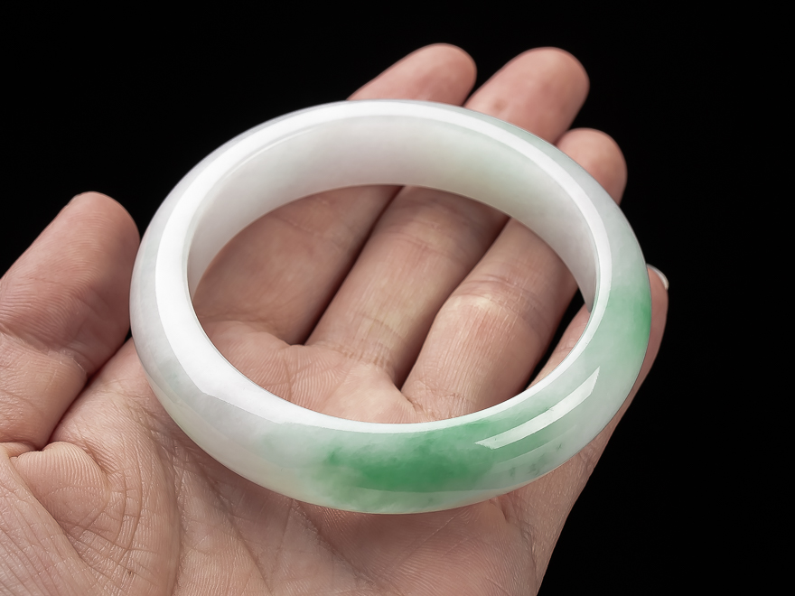 【降价拍卖】唯玉美 翡翠手镯 76.04g圈口59.5mm