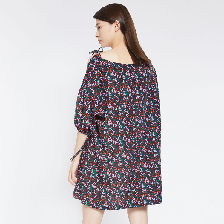 basic house basic house/百家好韩版宽松碎花露肩系带连衣裙 黑色