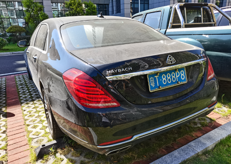 第一次拍卖粤t888p8号梅赛德斯奔驰牌小型汽车