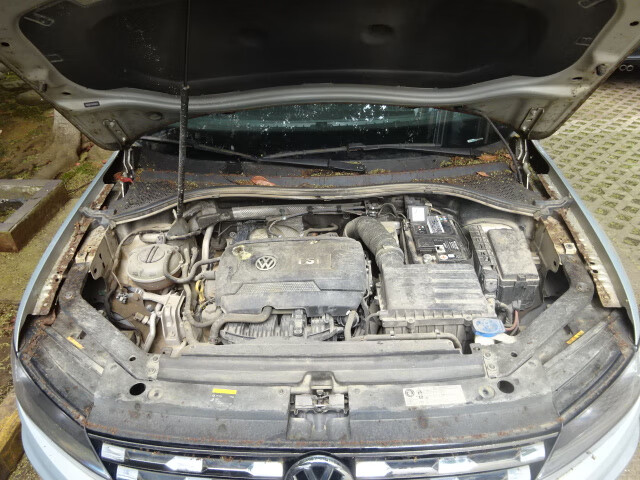 赣a853c9大众svw6474ced小型普通客车