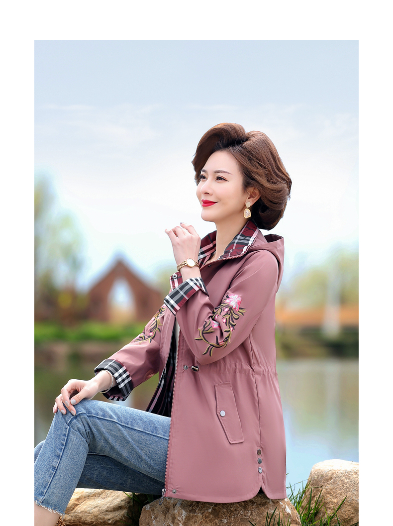 妈妈装春秋休闲薄款风衣中年女装春装短款上衣50岁中老年洋气刺绣外套