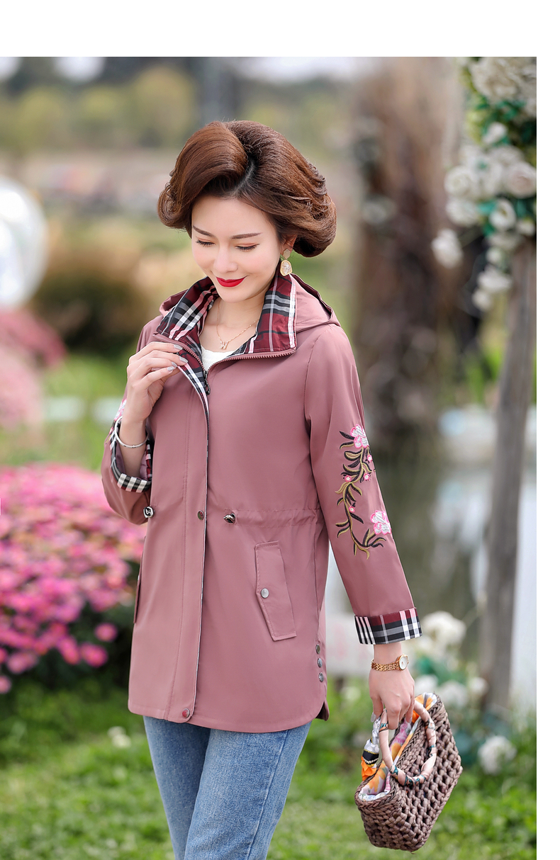 妈妈装春秋休闲薄款风衣中年女装春装短款上衣50岁中老年洋气刺绣外套