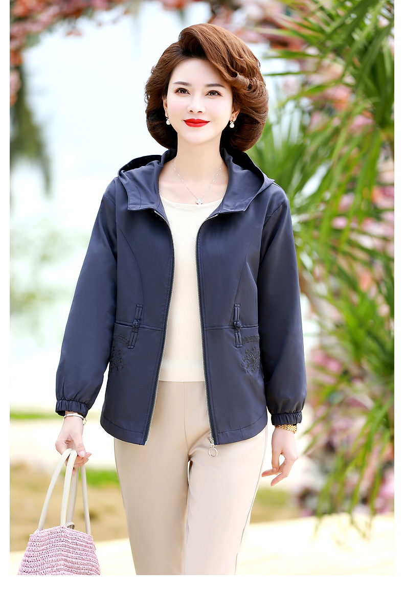宝莲朵妈妈装春秋薄款外套中年妇女春装短款风衣中老年女装时尚刺绣上