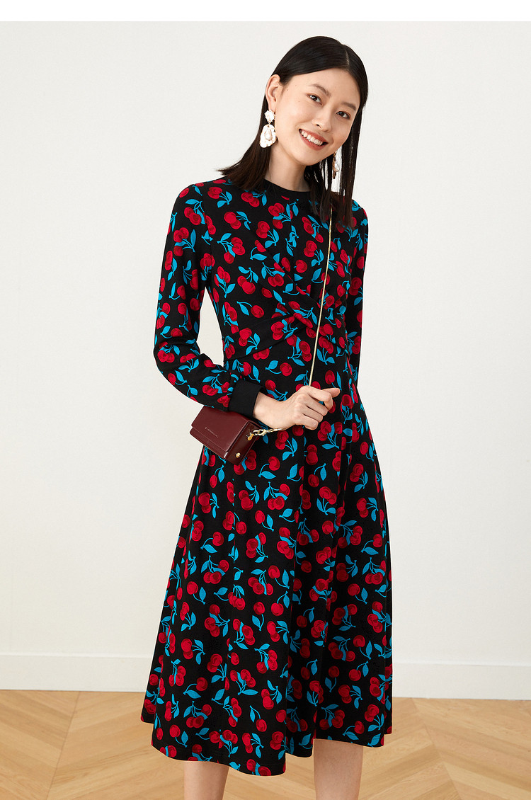音儿yiner女装冬季樱桃印花圆领中长长袖连衣裙黑色38