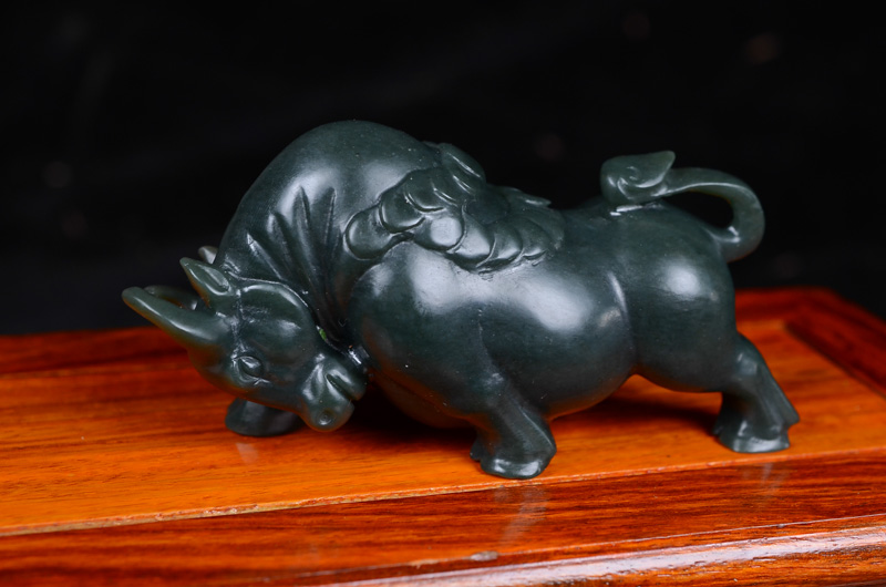 第一次拍卖和田玉塔青扭转乾坤摆件