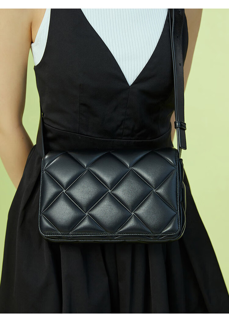 哥弟girdear女包2022春季新款菱格泡棉压线羊皮可调节单肩斜挎包女士