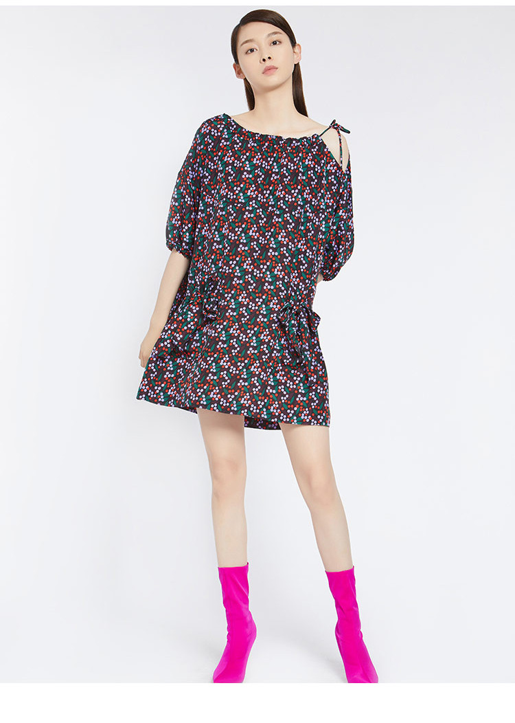 basic house basic house/百家好韩版宽松碎花露肩系带连衣裙 黑色