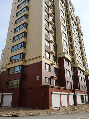车库1处位于朝阳市双塔区凌洒街四段凌河湾御景苑a18号楼西侧1号车库