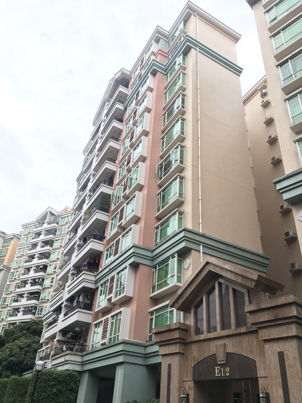 第一次拍卖中山市东区雍景园商住小区澄碧街3幢1202房的房地产及室内