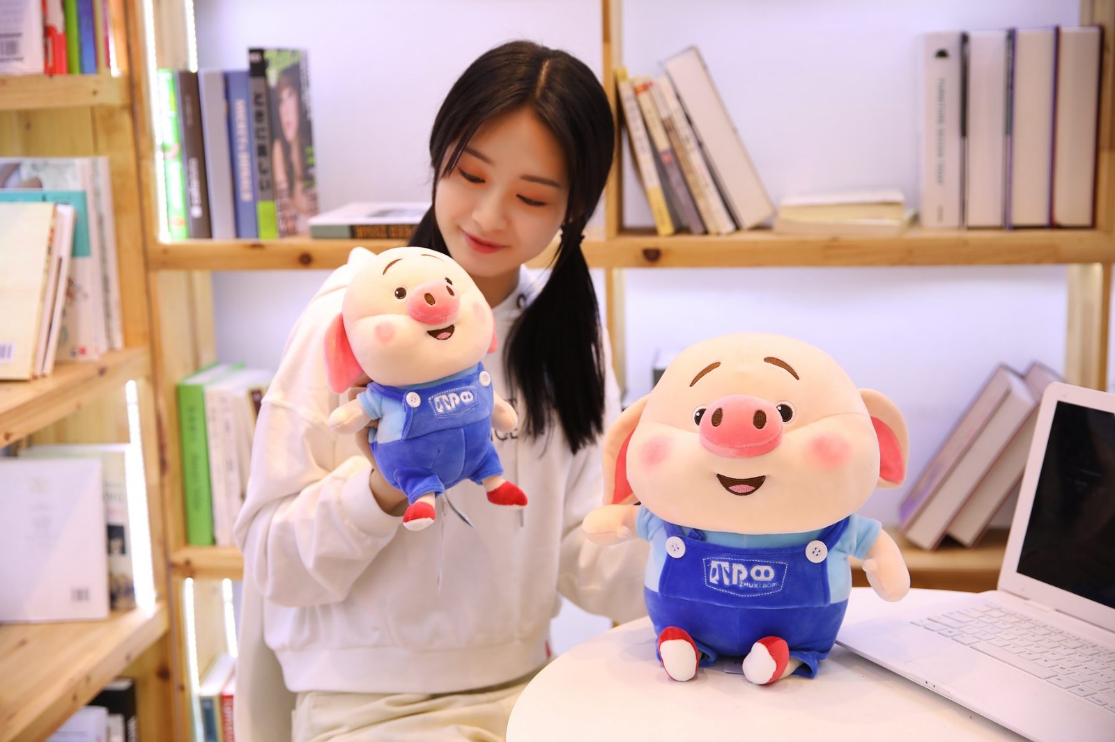 猪小屁公仔小猪玩偶毛绒玩具可爱大娃娃抱枕儿童生日礼物女孩 背带裤