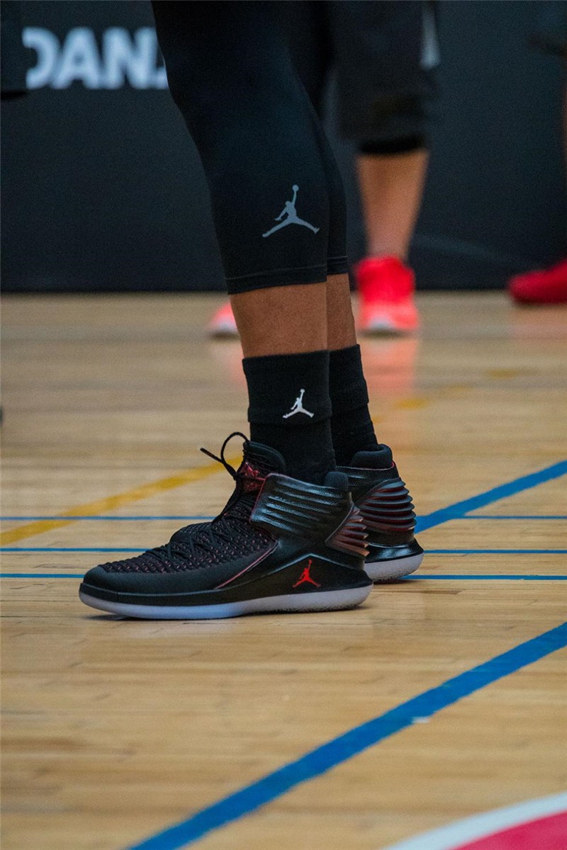 nike耐克男鞋 air jordan aj32乔32首发黑红高帮运动篮球鞋战靴 aa12